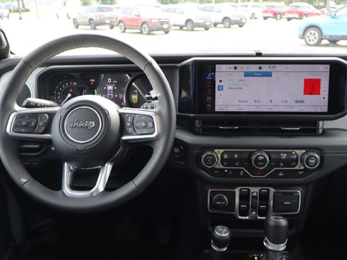Used 2025 Jeep Wrangler Unlimited Sahara AWD/4WD image 13