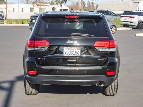 Used 2017 Jeep Grand Cherokee Laredo image 3