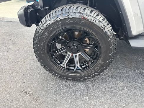 Used 2020 Jeep Wrangler Unlimited Sahara AWD/4WD image 33