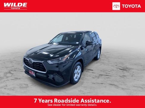 Certified 2023 Toyota Highlander L image 5