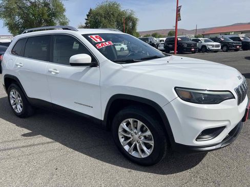 Used 2019 Jeep Cherokee Latitude w/ Popular Appearance Group AWD/4WD image 4