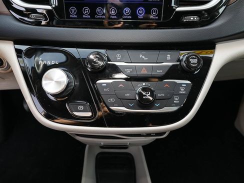 Used 2017 Chrysler Pacifica Touring-L w/ Tire & Wheel Group FWD image 19