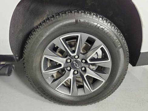 Used 2023 Chevrolet Suburban Z71 w/ Luxury Package AWD/4WD image 7