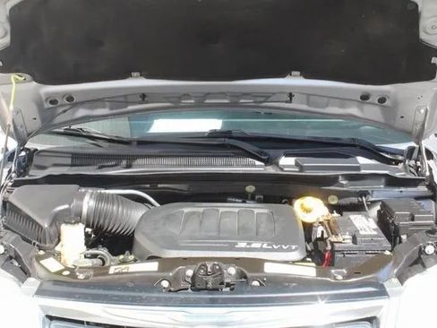 Used 2015 Chrysler Town & Country Touring image 14