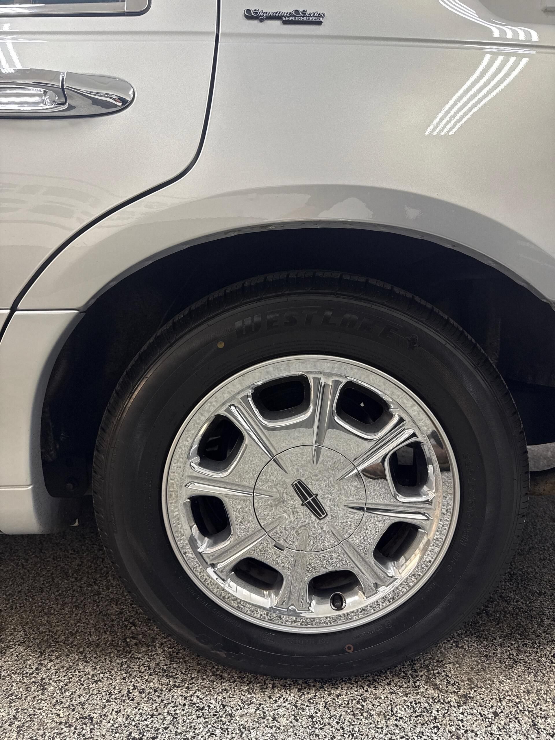Used 2000 Lincoln Town Car Signature RWD image 10