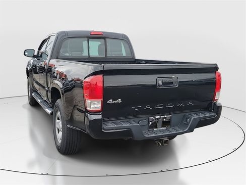 Used 2017 Toyota Tacoma SR image 3