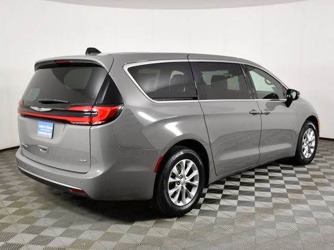 Used 2025 Chrysler Pacifica Select AWD/4WD image 6