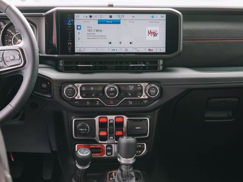 Used 2025 Jeep Wrangler Unlimited Rubicon image 13