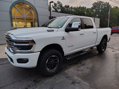 Used 2026 RAM 2500 Laramie AWD/4WD image 2