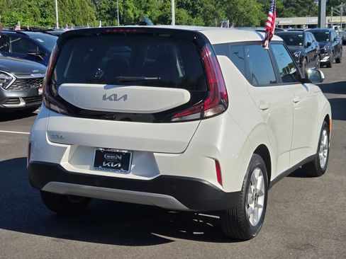 Used 2025 Kia Soul LX w/ LX Technology Package FWD image 4