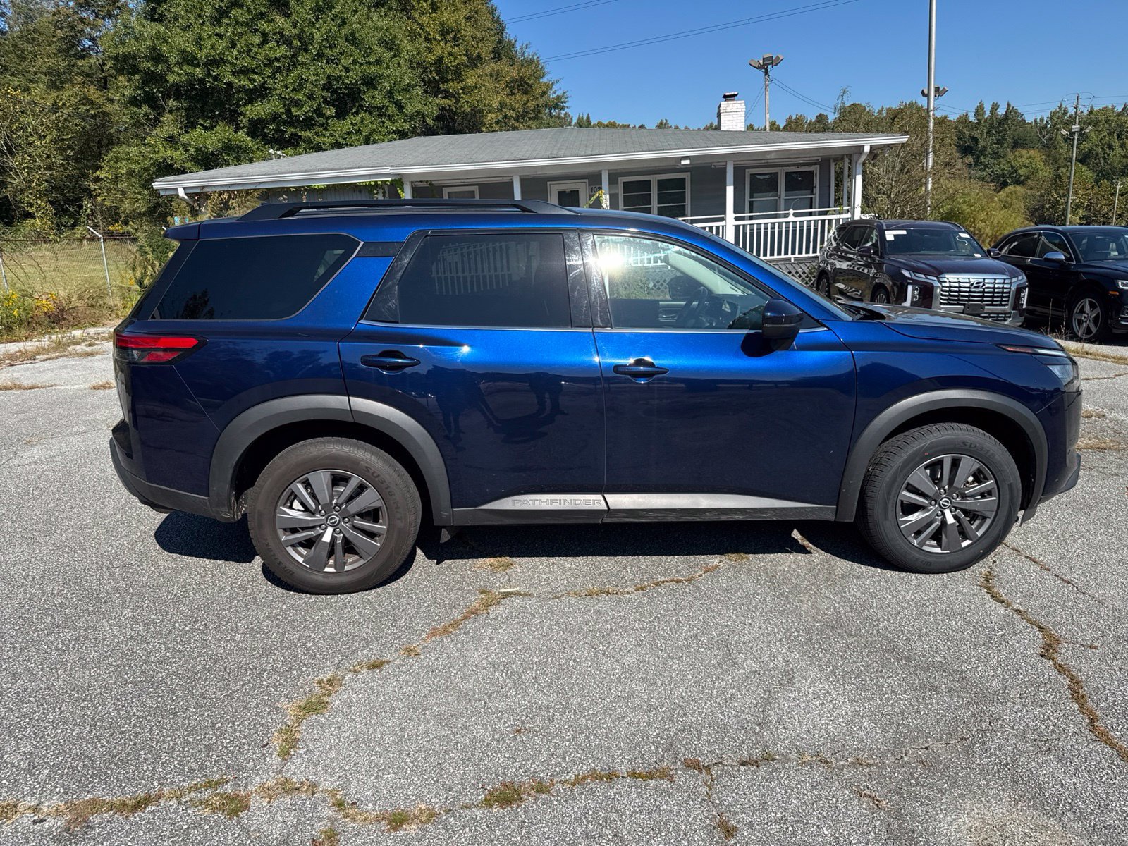 Used 2025 Nissan Pathfinder SV FWD image 6