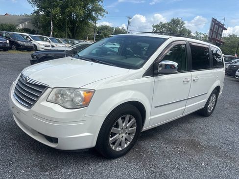 Used 2009 Chrysler Town & Country Touring FWD image 1