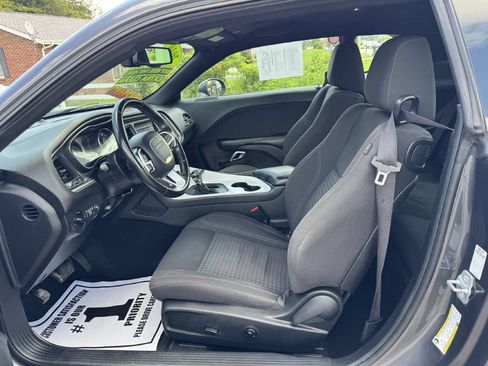 Used 2019 Dodge Challenger SXT RWD image 7