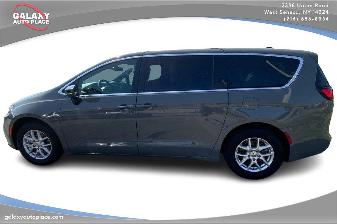Used 2025 Chrysler Pacifica Select FWD image 8