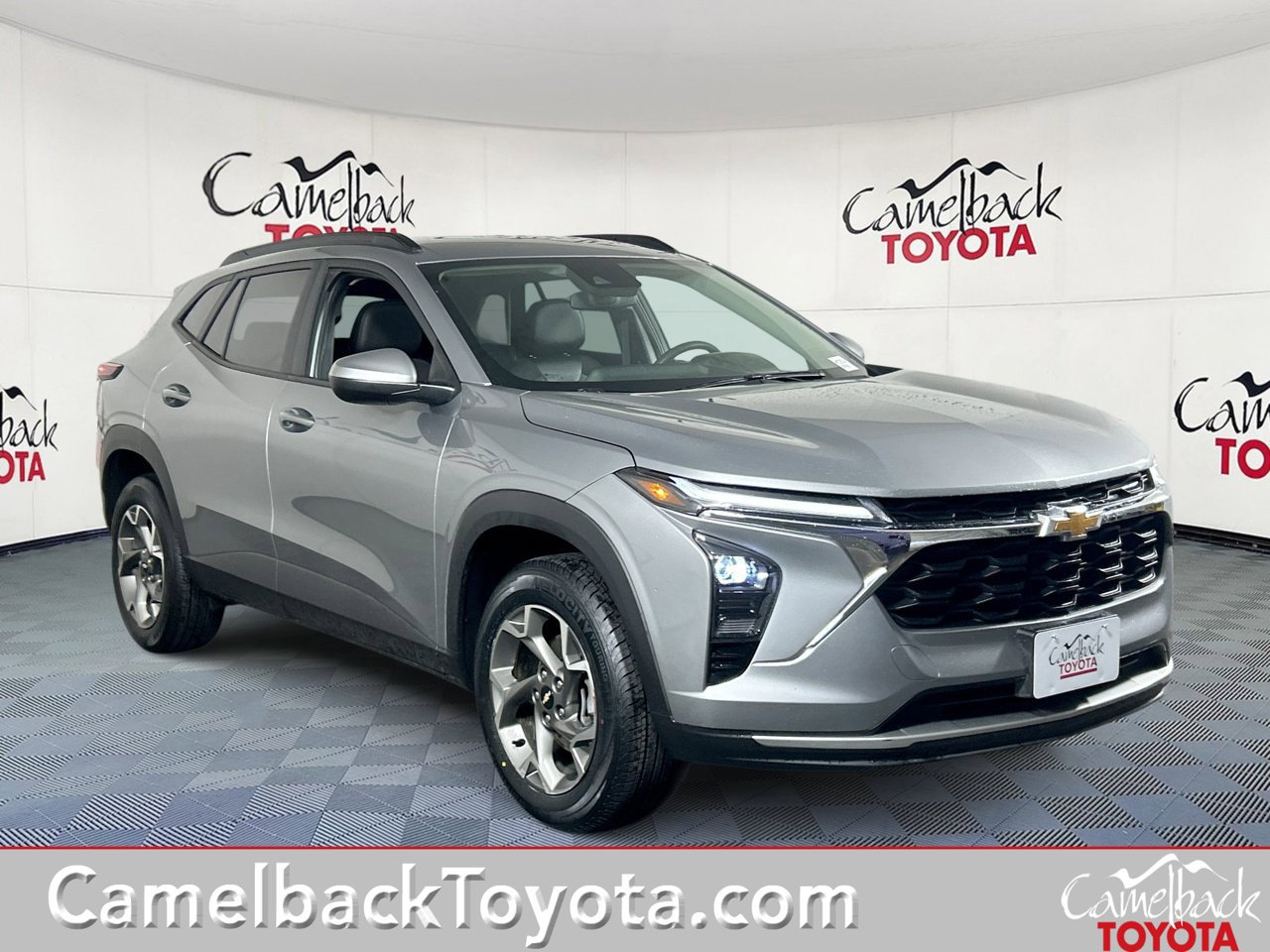 Used 2025 Chevrolet Trax LT FWD image 1