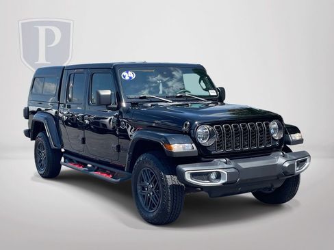 Used 2024 Jeep Gladiator Sport AWD/4WD image 2