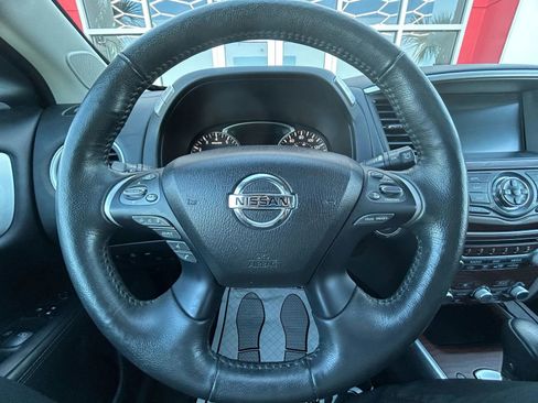 Used 2019 Nissan Pathfinder Platinum image 11