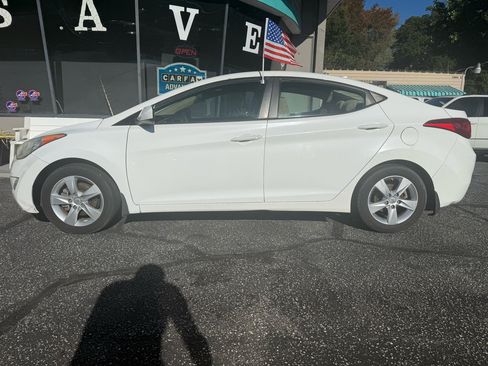 Used 2013 Hyundai Elantra GLS w/ Preferred Pkg image 2