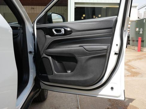 New 2026 Jeep Compass Latitude image 22