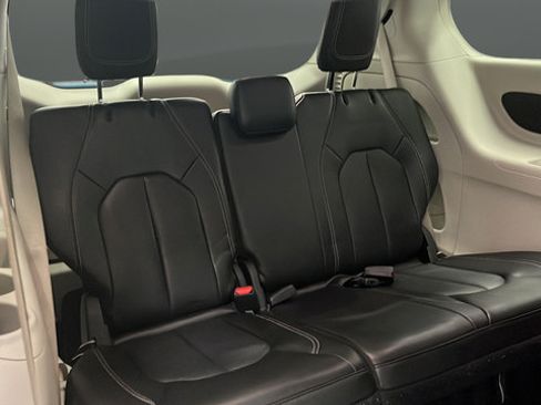 Used 2023 Chrysler Pacifica Touring-L FWD image 25