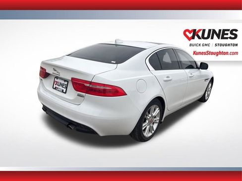 Used 2018 Jaguar XE Premium image 8
