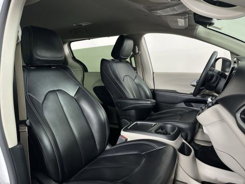 Used 2023 Chrysler Pacifica Touring-L image 24