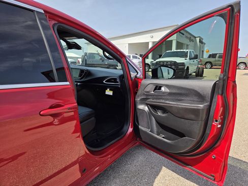 Used 2026 Chrysler Voyager LX FWD image 18