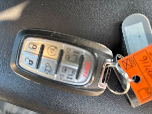 Used 2023 Chrysler Pacifica Touring-L image 31