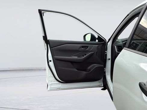 Used 2025 Nissan Rogue S FWD image 23