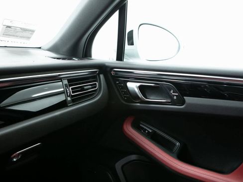 Certified 2025 Porsche Macan image 24