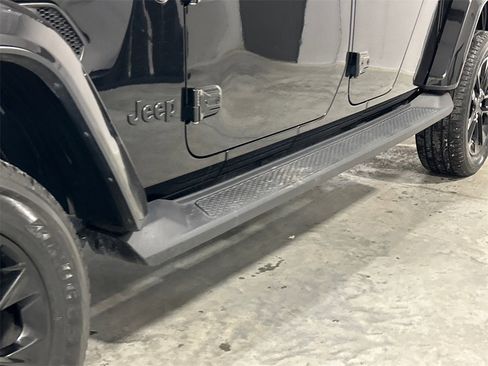 Used 2023 Jeep Gladiator Overland image 12