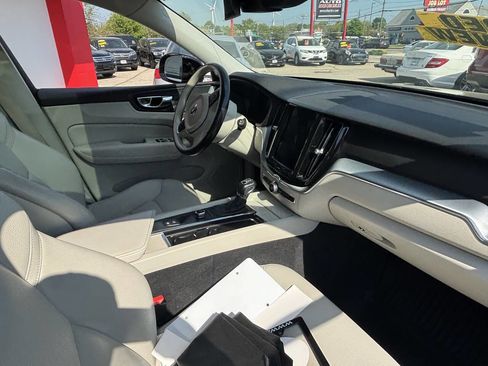 Used 2018 Volvo XC60 T6 Momentum w/ Advanced Package AWD/4WD image 9