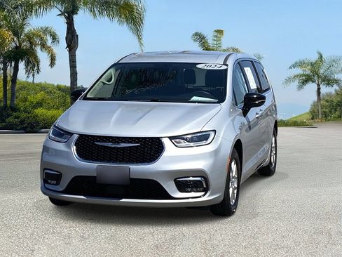 Used 2024 Chrysler Pacifica Touring-L FWD image 7