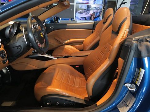 Used 2016 Ferrari California T RWD image 13