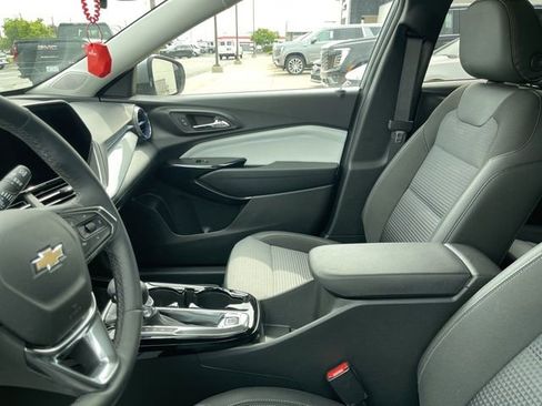 Used 2024 Chevrolet Trax LT w/ Driver Confidence Package FWD image 3