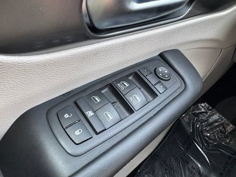Used 2024 Chrysler Pacifica Limited FWD image 34