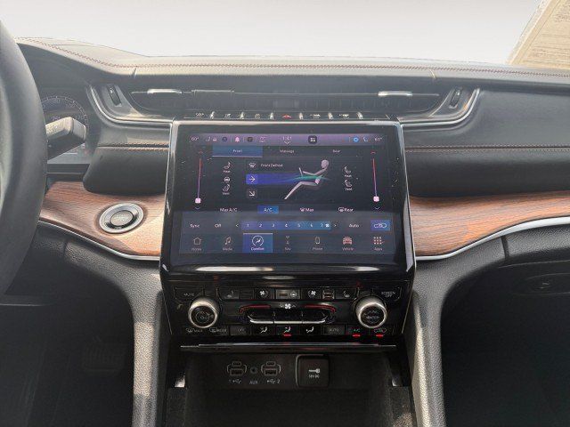 Used 2022 Jeep Grand Cherokee Summit AWD/4WD image 8