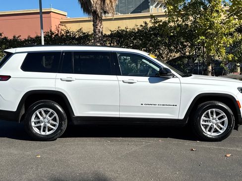 Used 2023 Jeep Grand Cherokee L Laredo image 3