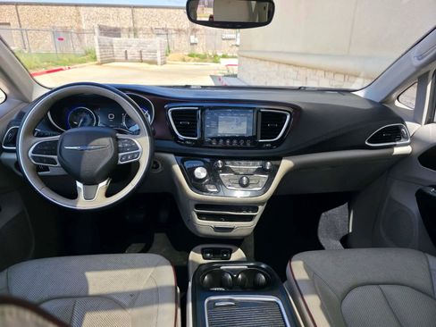 Used 2018 Chrysler Pacifica Limited w/ Tire & Wheel Group FWD image 15