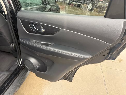 Used 2020 Nissan Rogue SV image 12