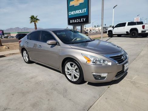 Used 2013 Nissan Altima 3.5 SL w/ Technology Pkg image 2
