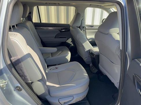 Used 2020 Toyota Highlander Platinum FWD image 3