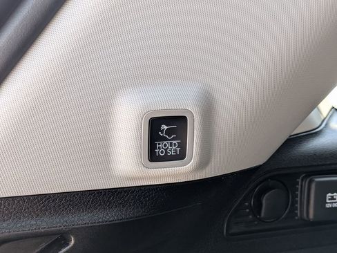Certified 2023 Jeep Grand Cherokee Limited w/ Black Appearance Package AWD/4WD image 9