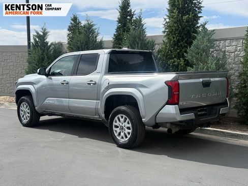 Used 2025 Toyota Tacoma SR5 AWD/4WD image 5