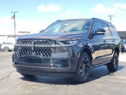 New 2026 Lincoln Navigator Reserve w/ Jet Appearance Package AWD/4WD image 2