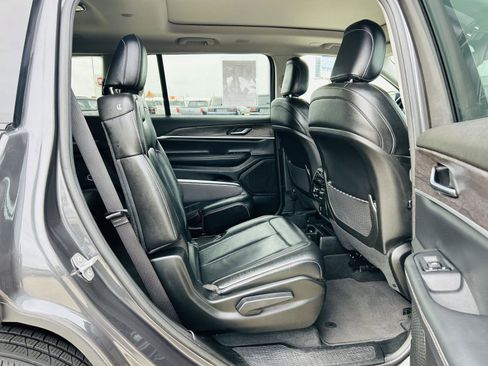 Used 2023 Jeep Grand Cherokee L Limited w/ Black Appearance Package image 35