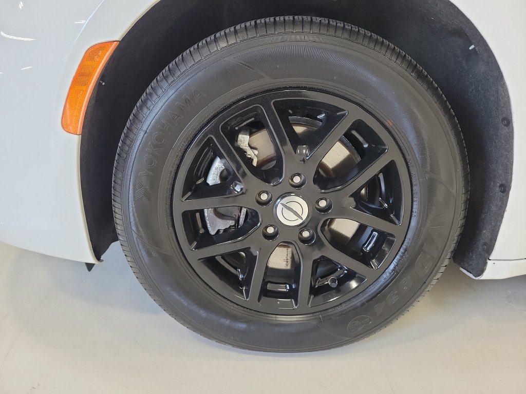 Used 2023 Chrysler Pacifica Touring-L FWD image 8