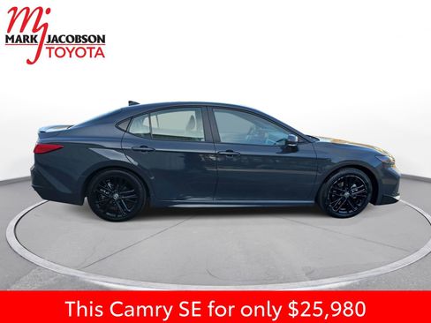 Used 2025 Toyota Camry SE image 7