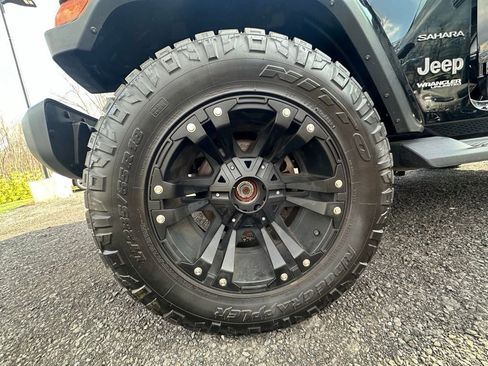 Used 2018 Jeep Wrangler Unlimited Sahara w/ Dual Top Group AWD/4WD image 37