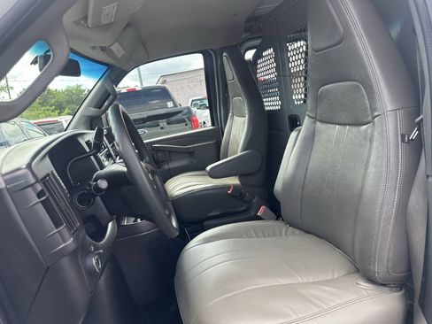 Used 2017 Chevrolet Express 2500 RWD image 12